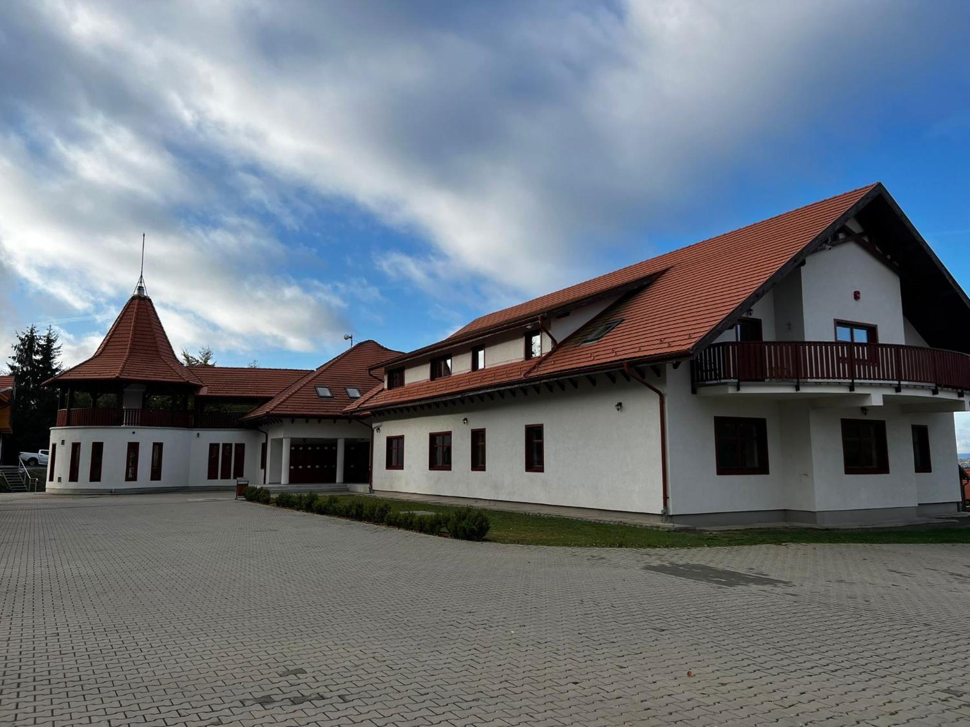 Erzsebet Szallo Izvoare  Luaran gambar